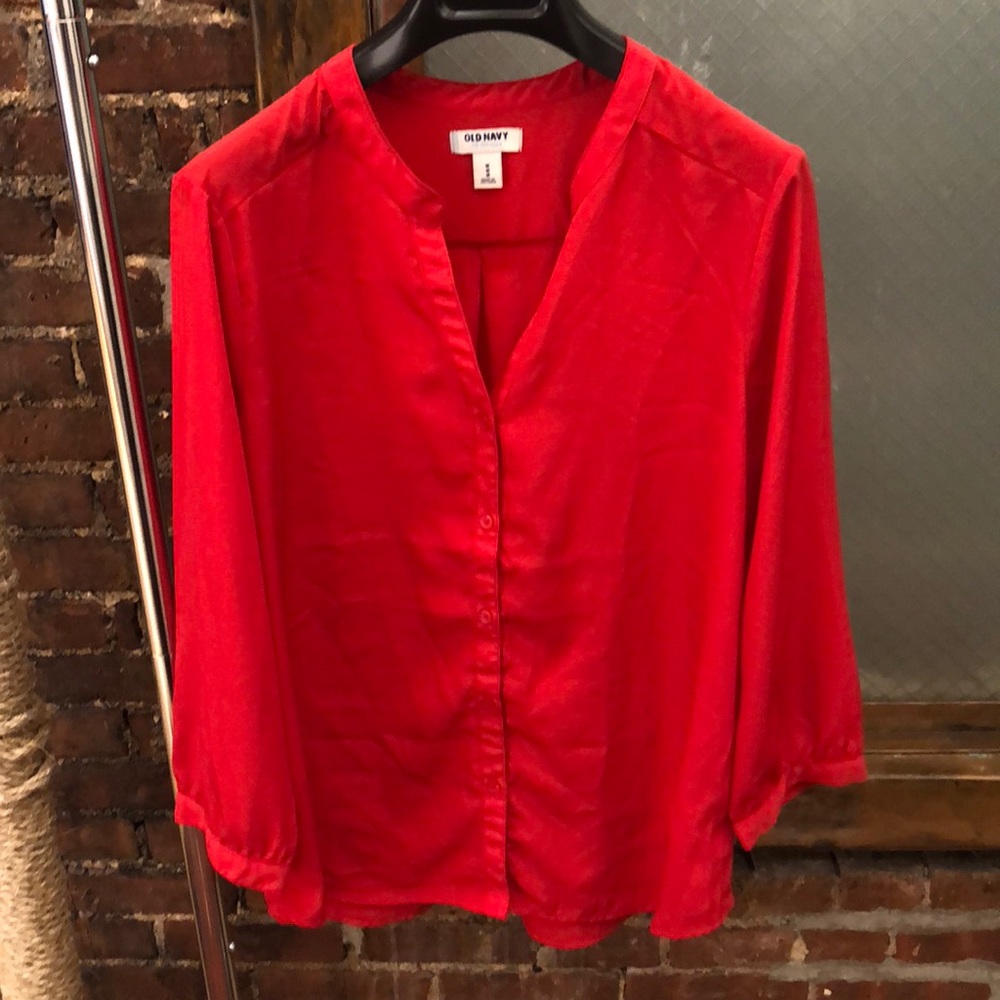 Red V-neck button blouse with 3-quarter sleeves